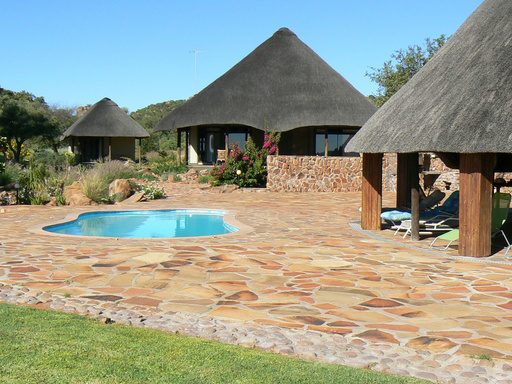 Lodge mit Pool zur Mittagszeit